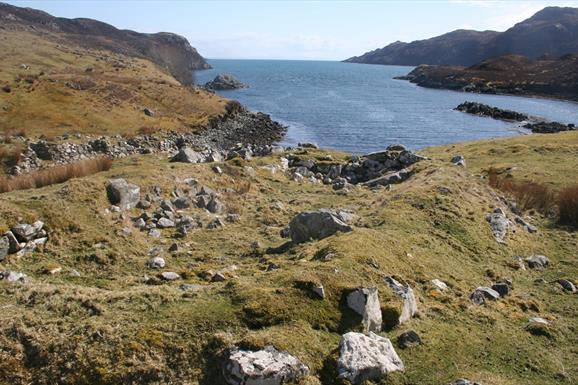 Looking down Tob Stiomrabhaigh to Mullcah nan ron_
