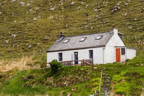Gatliff Hebridean Hostel - Rhenigidale white cottage on hill
