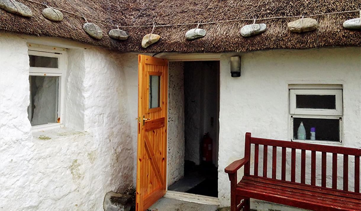 Gatliff Hebridean Hostel - Howmore cottage entrance