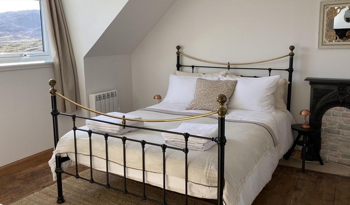 Double bedroom Old Mission House, Maraig