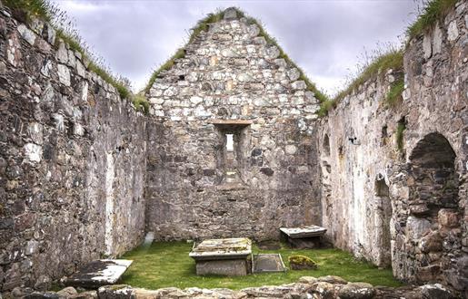 Inside the ruins of Eaglais na h-Aoidhe