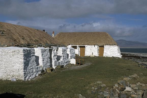 Gatliff Hebridean Hostel - Berneray 2 white cottages