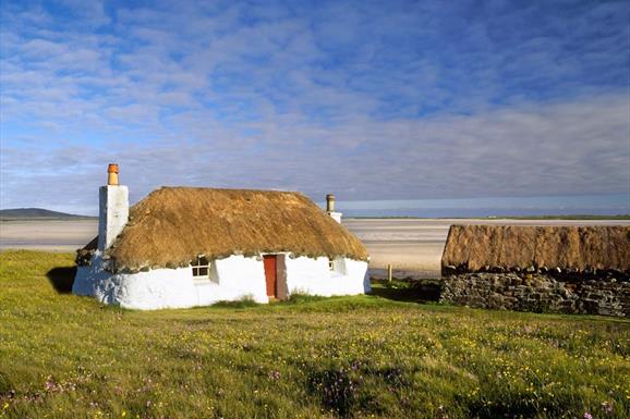 Malacleit - thatched white house