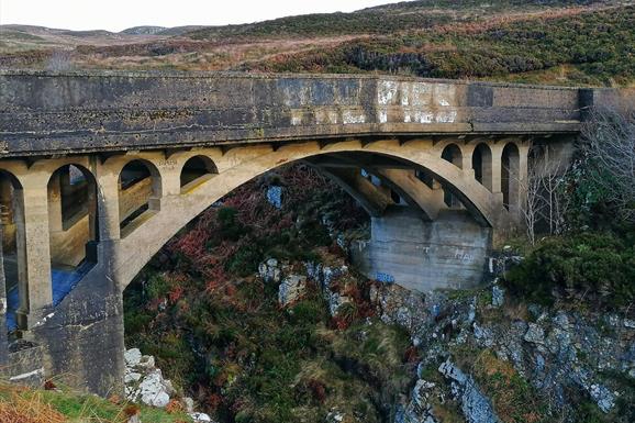 Bridge to Nowhere, Tolsta