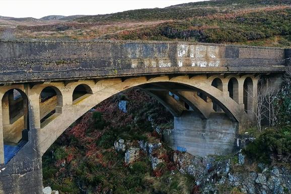 Bridge to Nowhere, Tolsta