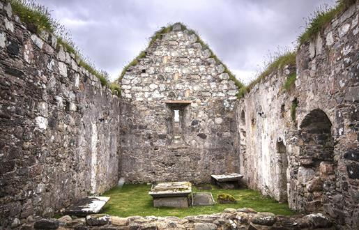Inside the ruins of Eaglais na h-Aoidhe